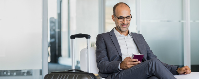 Allianz - business traveler sitting in airport