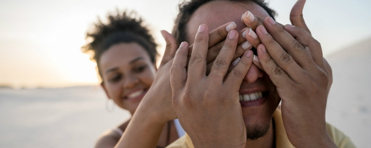 Allianz - woman covering her boyfriend's eyes with her hands