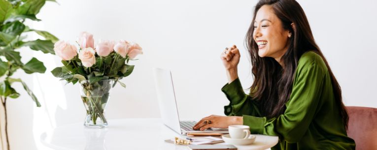 Allianz - woman using laptop