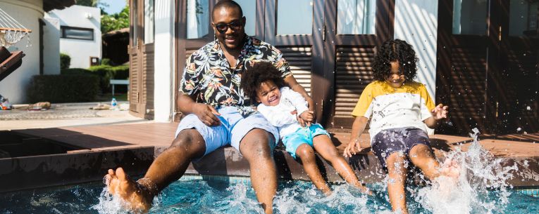 Allianz - family at the pool at a resort