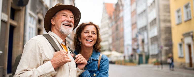 Allianz - older couple traveling together