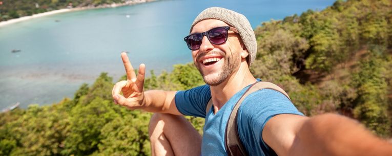 Allianz - young traveler taking selfie