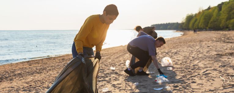 Allianz - picking up garbage from beach