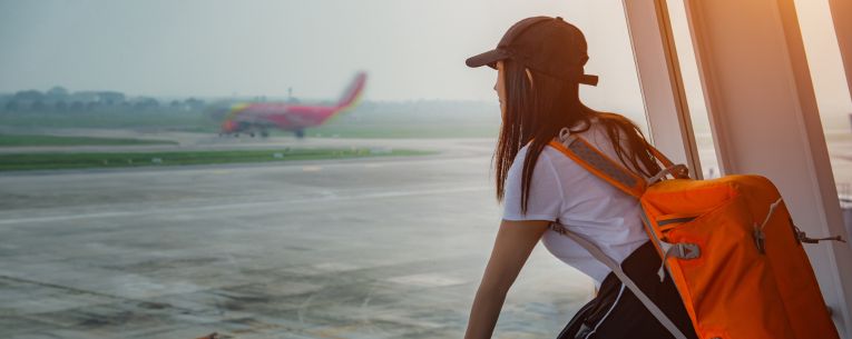 Allianz - woman waiting for flight