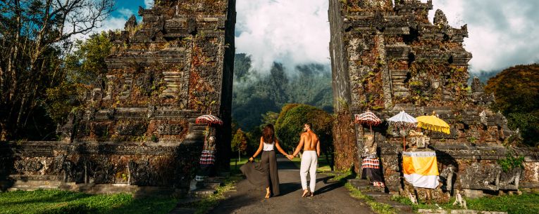 Allianz - Couple at Lempuyang Temple in Indonesia