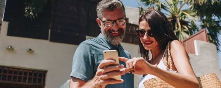 Allianz - two travelers on vacation looking at phone